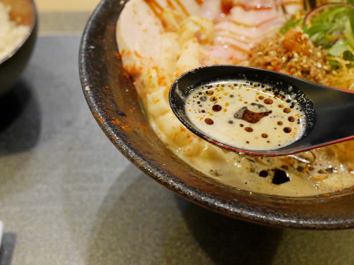 素材の旨みが溶け出した濃厚スープ