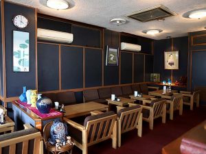 店舗2階はコーヒーなども飲める落ち着いた喫茶スペース