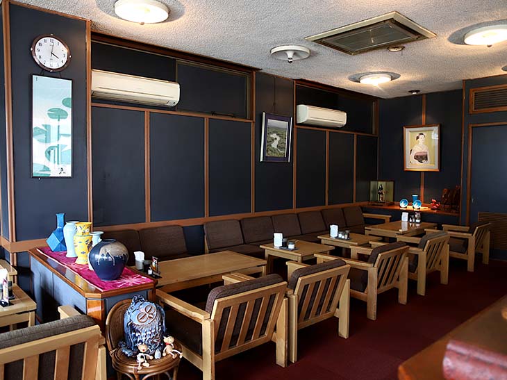 店舗2階はコーヒーなども飲める落ち着いた喫茶スペース