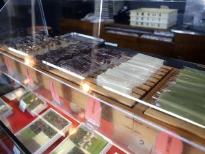 スティックタイプの生ういろうも各1本216円