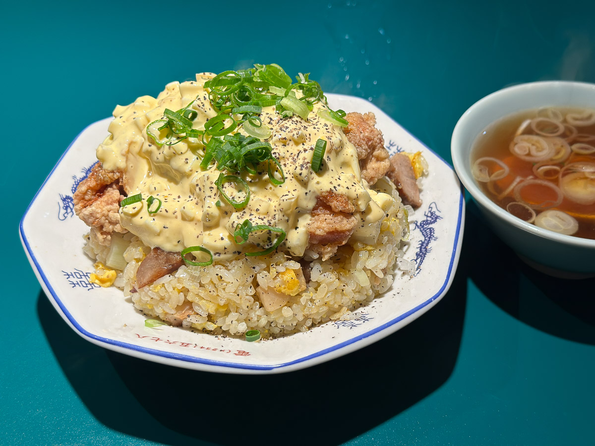 本郷苑の「唐揚げタルタルチャーハン」(1100円)