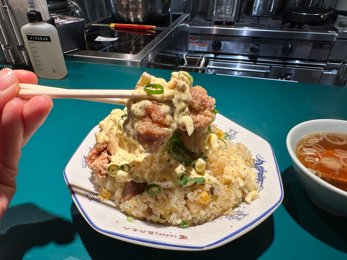 揚げたての唐揚げに、たっぷりのタルタルソース。これだけで大満足!
