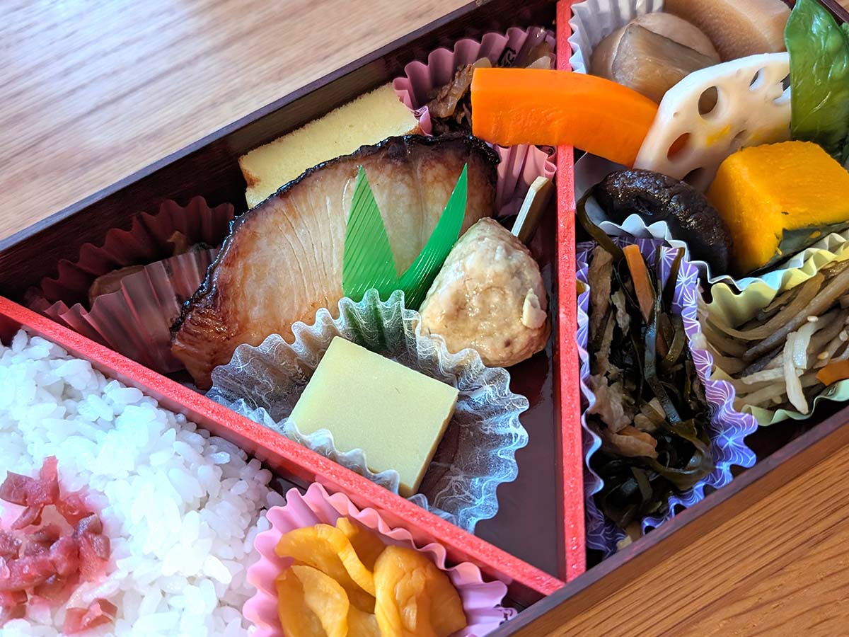 見た目も美しく炊かれた「江戸うま煮」（写真右上）　[食楽web]