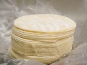 全国からファンが殺到する鎌倉の名物グルメ！ 老舗『邦栄堂製麺所』の餃子の皮と焼きそば