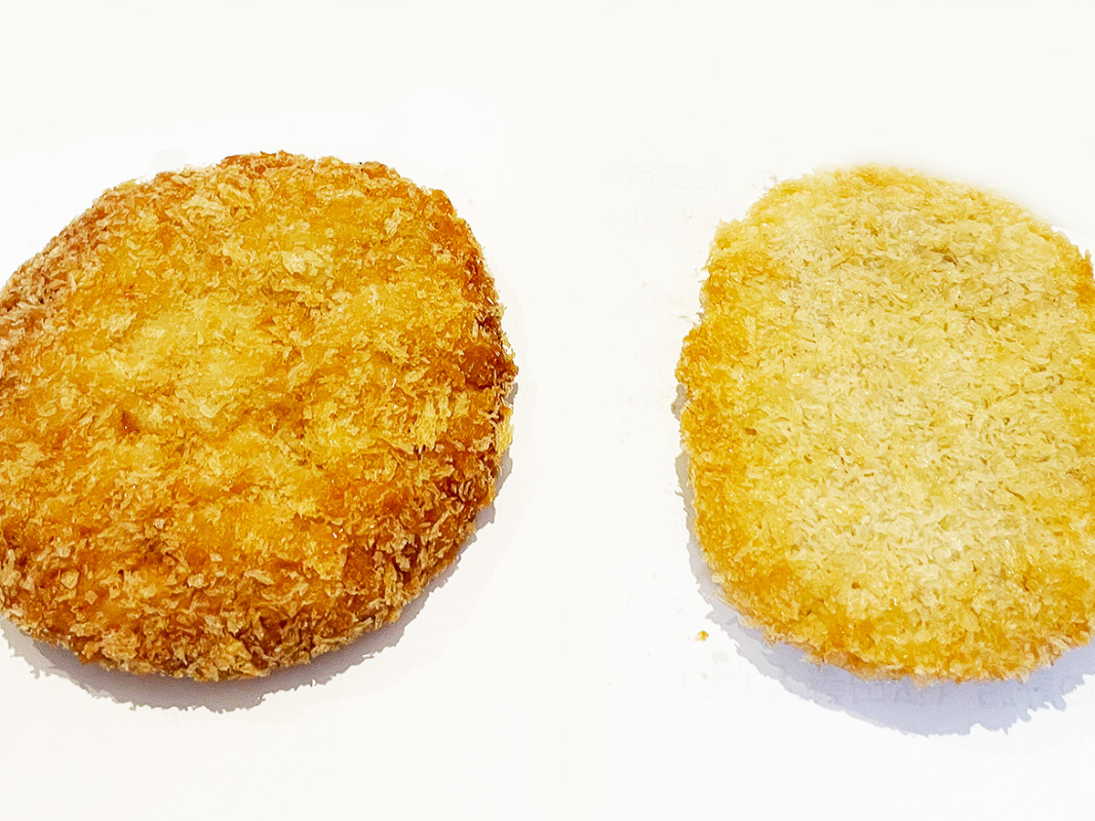 左が「ハンバーグコロッケ」(120円)、右が「ふつうコロッケ」(100円)