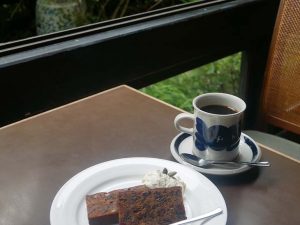 サイフォンコーヒー 650円、フルーツケーキ 500円