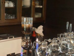 カウンターに並ぶサイフォン式コーヒーメーカーも素敵 [食楽web]