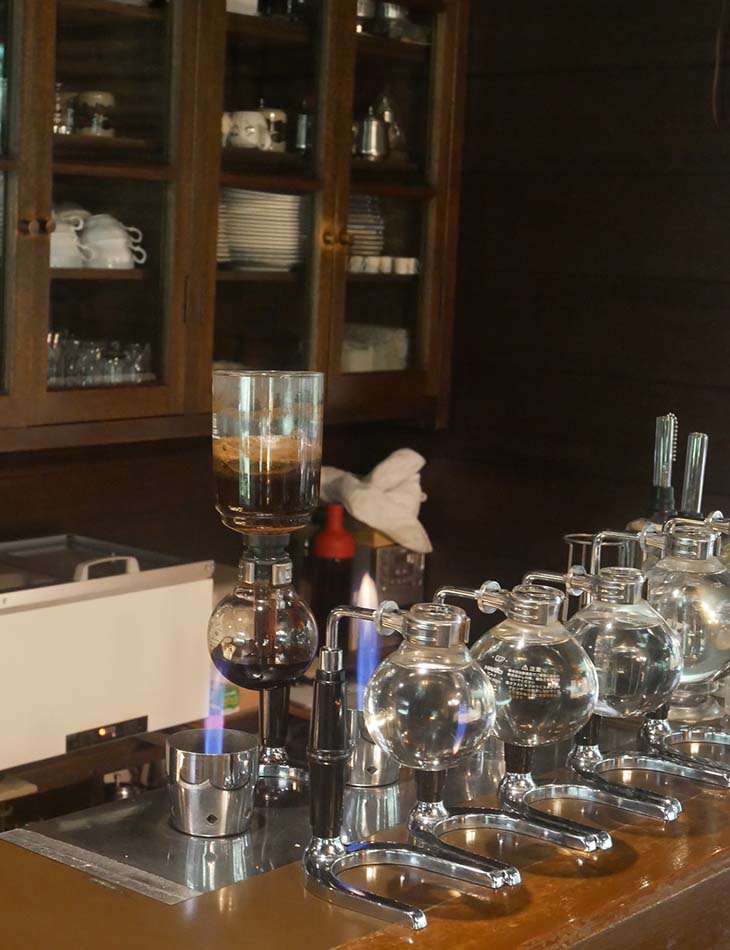 カウンターに並ぶサイフォン式コーヒーメーカーも素敵 [食楽web]