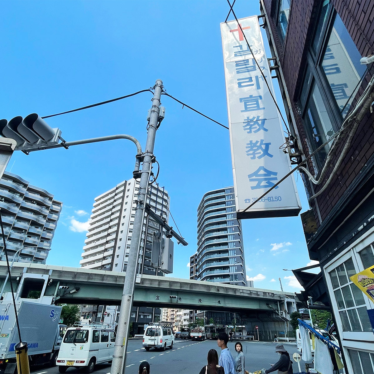 ハングル文字の看板が目を引く教会[食楽web]