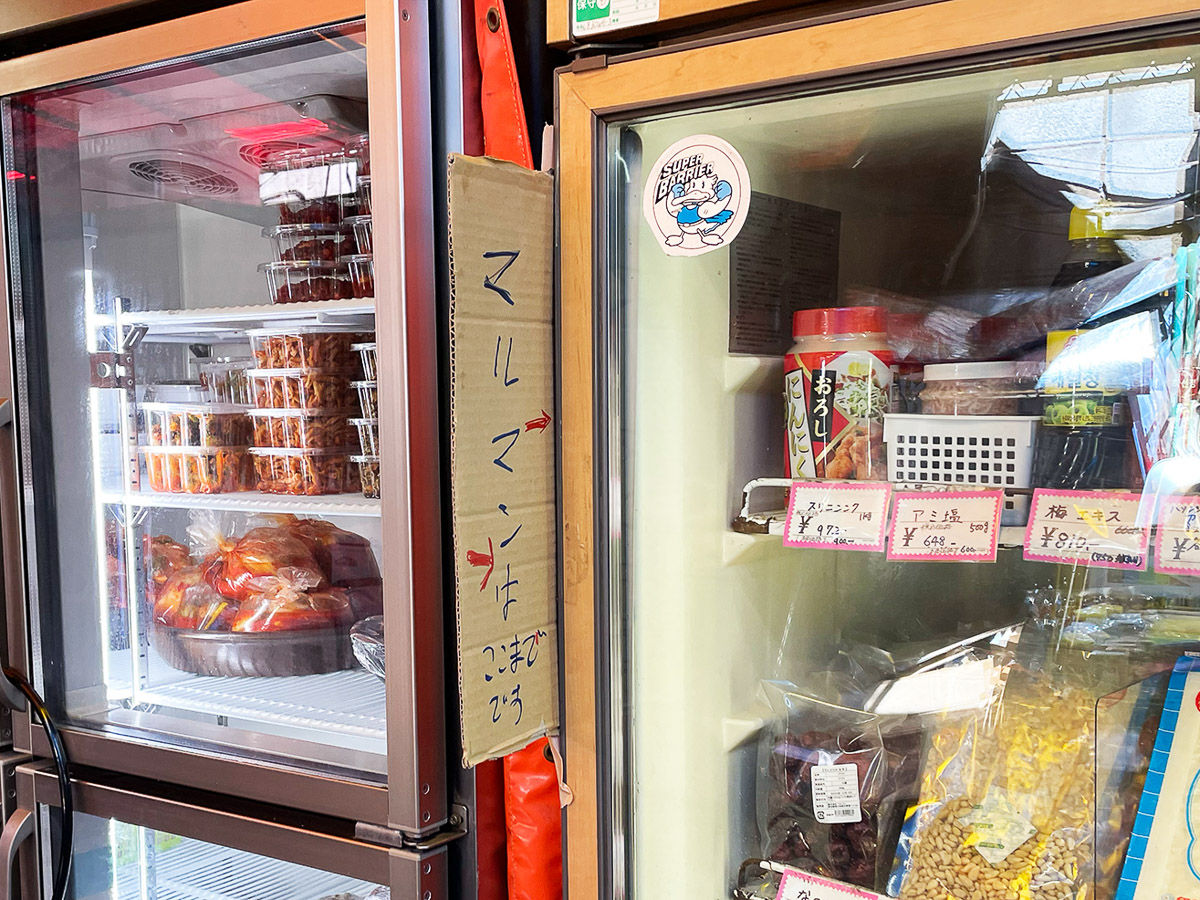 連なる2〜3軒の、どこまでがその店なのかを示す表示