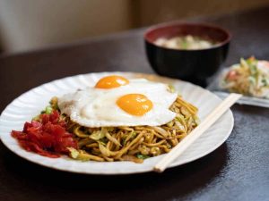 休日に食べに出かける価値がある！ B級グルメの王道「ご当地焼きそば」5選