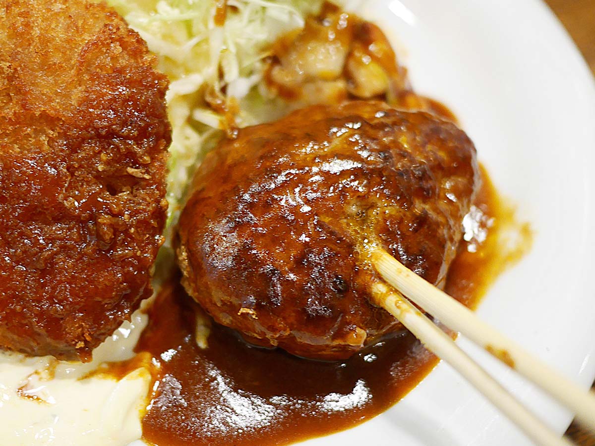 お店の看板メニュー、ハンバーグも味わえます [食楽web]