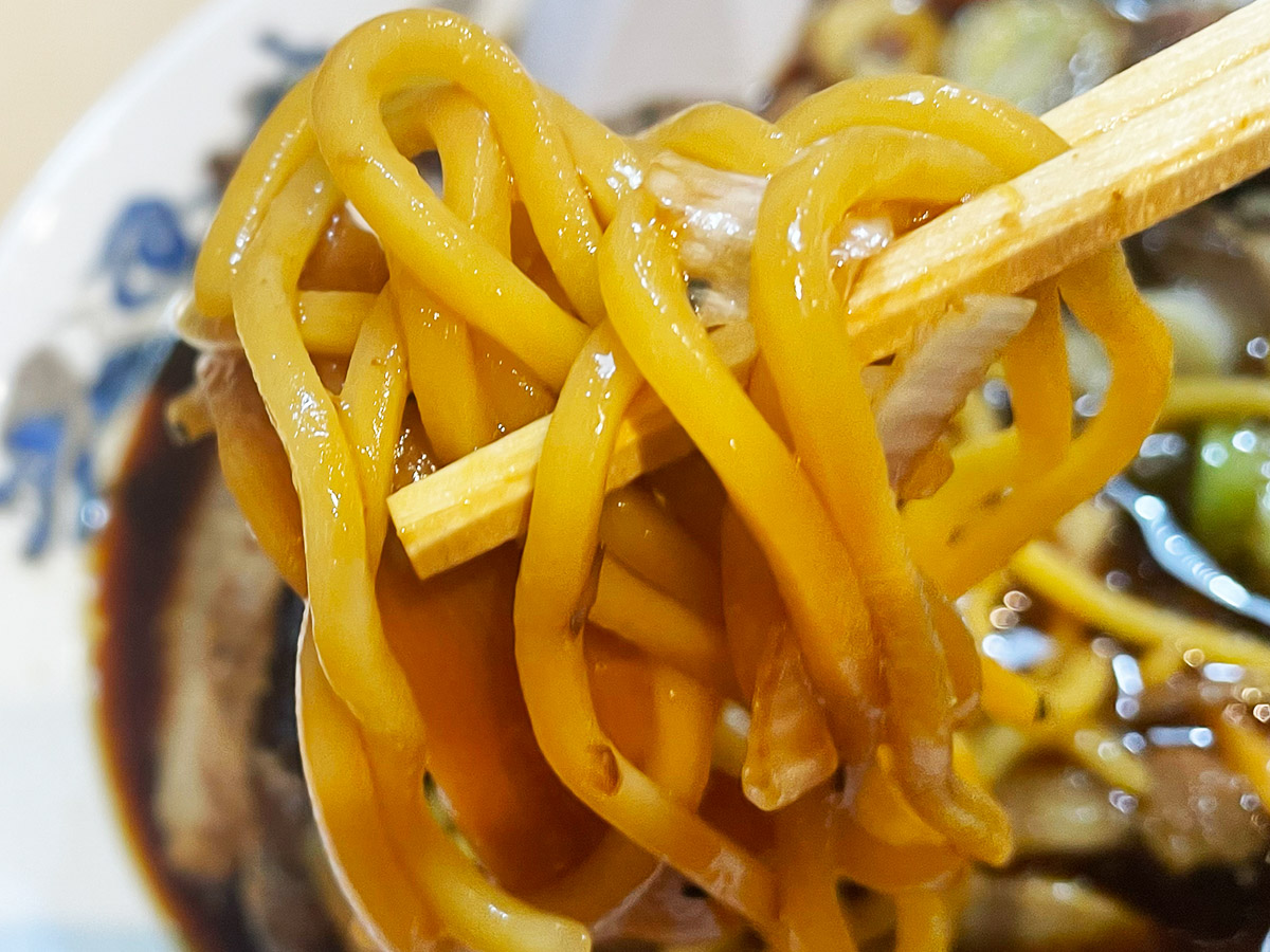 スープがしっかり絡まった太くコシの強い麺もまた美味!