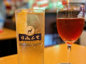 ビールはレモン入りでいただくのがエチオピア流