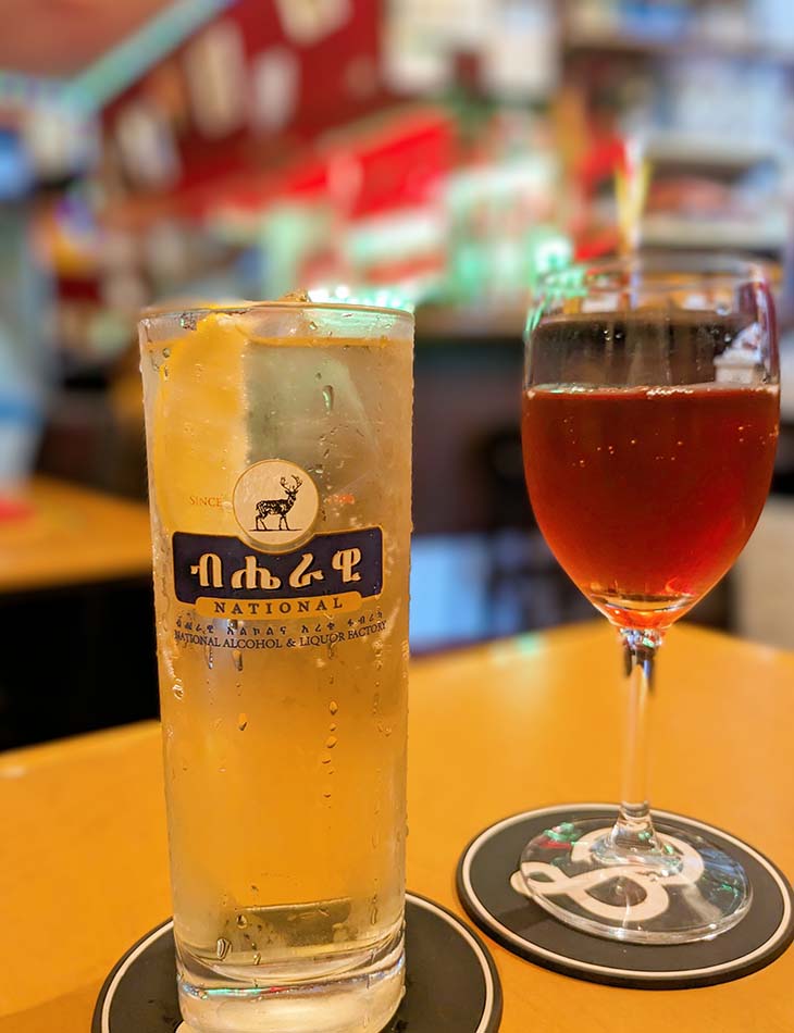 ビールはレモン入りでいただくのがエチオピア流