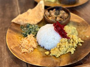 『スリランカプレート』主菜1、副菜4.デザート付きで1400円