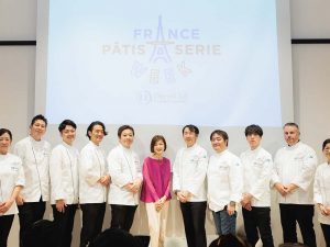 イベントのアドバイザー、フランス菓子研究家の大森由紀子さんを囲んで