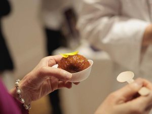 『GALET GALET』（無店舗・催事などに出店）のサヴァランは福井県の「黄金の梅」を合わせた酸味のきいた一品 [食楽web]