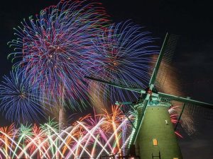 風車越しに見る花火は格別です