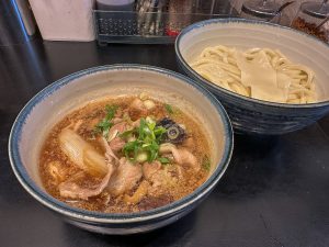 『肉汁うどん　奥村』の「肉汁うどん」（880円）