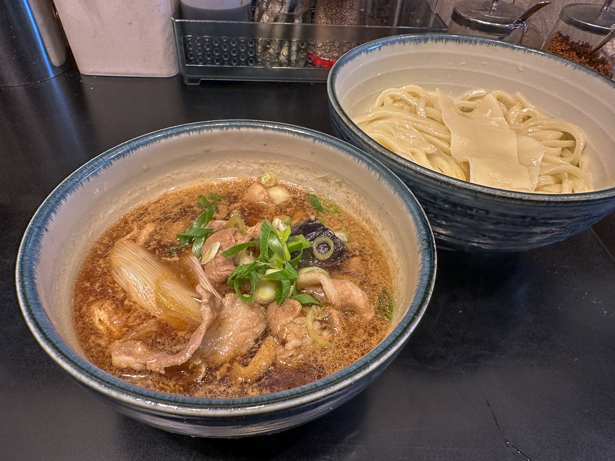 『肉汁うどん 奥村』の「肉汁うどん」(880円)