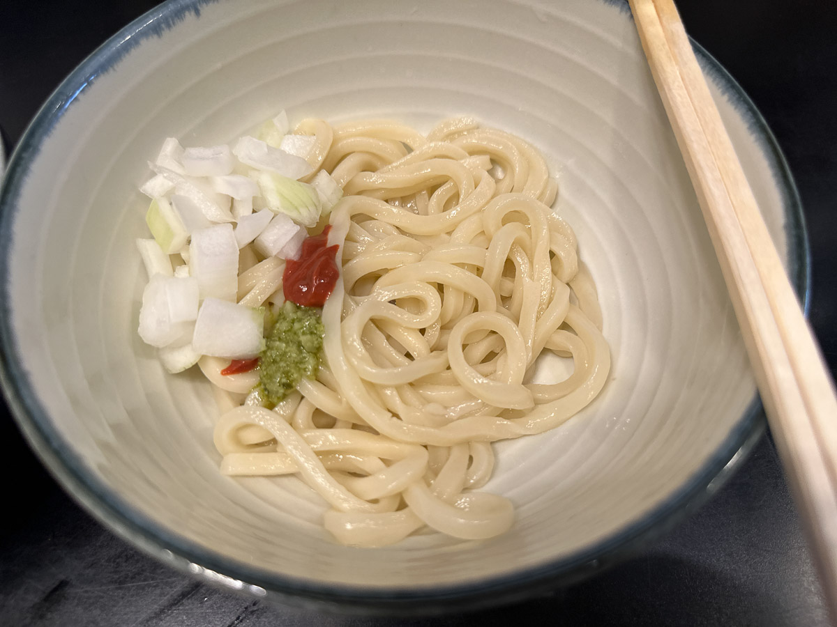 刻み玉ねぎ、バジル生姜、紅腐乳(べにふにゅう)をうどんに入れてみました