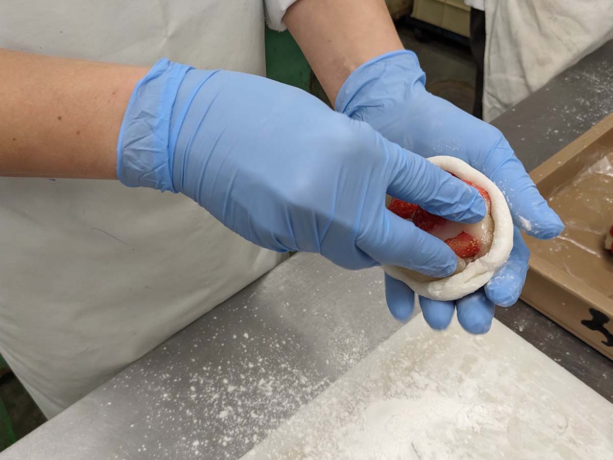 ミルク餡といちごは求肥餅につつまれ成形されます [食楽web]