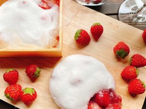 「ごろごろ生いちごミルク爆弾大福」2個入り1500円（冷凍）