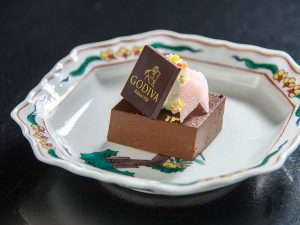 『料亭 一浪』の「ゴディバと和を組み合わせたデザート“チョコレート羊羹”」6000円〜（税サ別）の全てのコースで提供