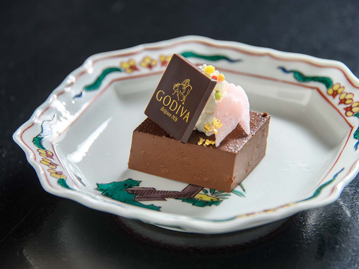 『料亭 一浪』の「ゴディバと和を組み合わせたデザート“チョコレート羊羹”」6000円〜(税サ別)の全てのコースで提供