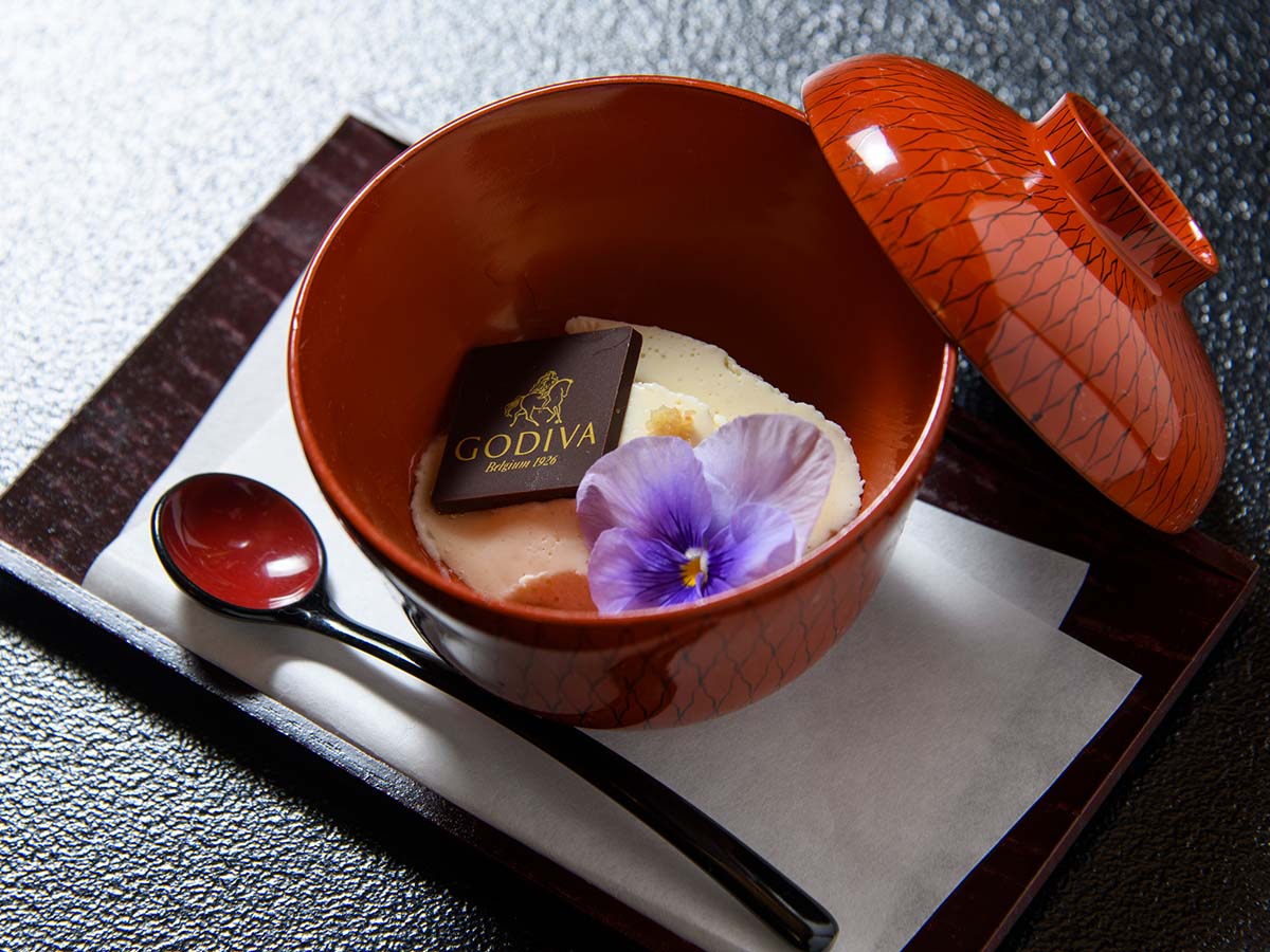 『割烹鮨 米八』の「ホワイトチョコレートと豆腐のブランマンジェ」7500円〜(税サ別)の全てのコースで提供