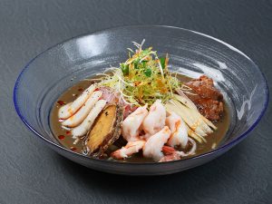 「ふかひれあんかけ甘酢冷麺」9000円（サービス料別）