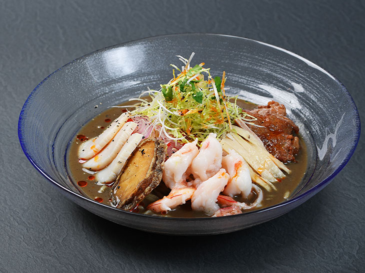 「ふかひれあんかけ甘酢冷麺」9000円（サービス料別）