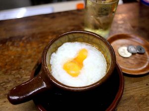 「エッグ」350円、「フォアローゼスソーダ割」550円