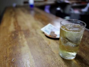 木のカウンターとグラスのお酒が似合う世界観