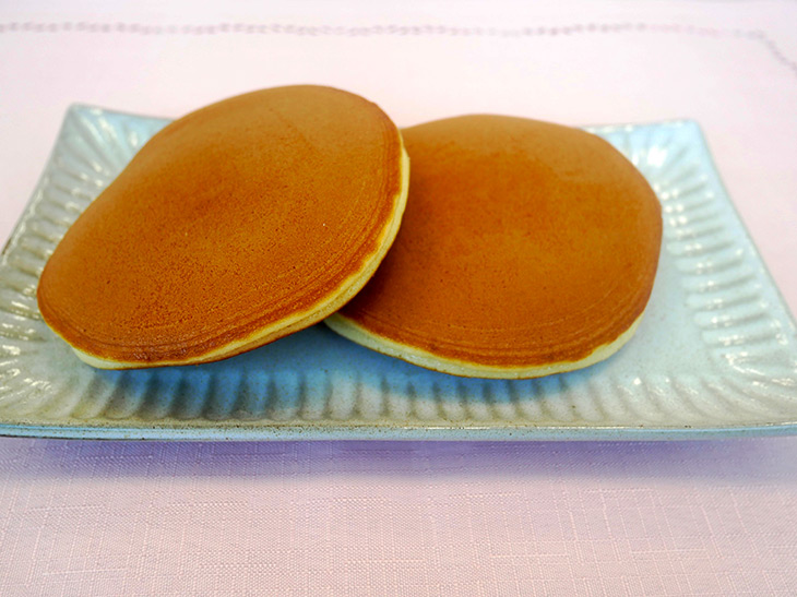 ふんわりした皮に包まれた昔ながらの「どらやき」1個240円(税込)