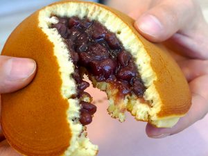 北海道十勝産の小豆を使い、2晩寝かせ味をなじませた粒餡