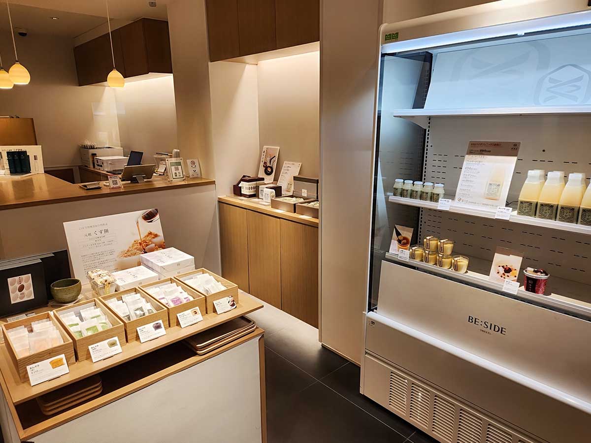 カフェでは「元祖くず餅」をはじめ「飲むくず餅乳酸菌」なども販売 [食楽web]