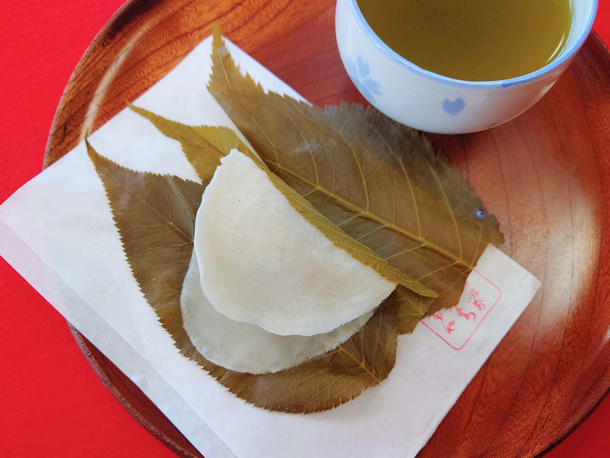 召し上がり「桜もち(煎茶付き)」500円、持ち帰りバラ1個250円