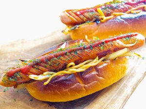 ソーセージに細かい切り込みを入れると食感とソースとの一体感アップ！