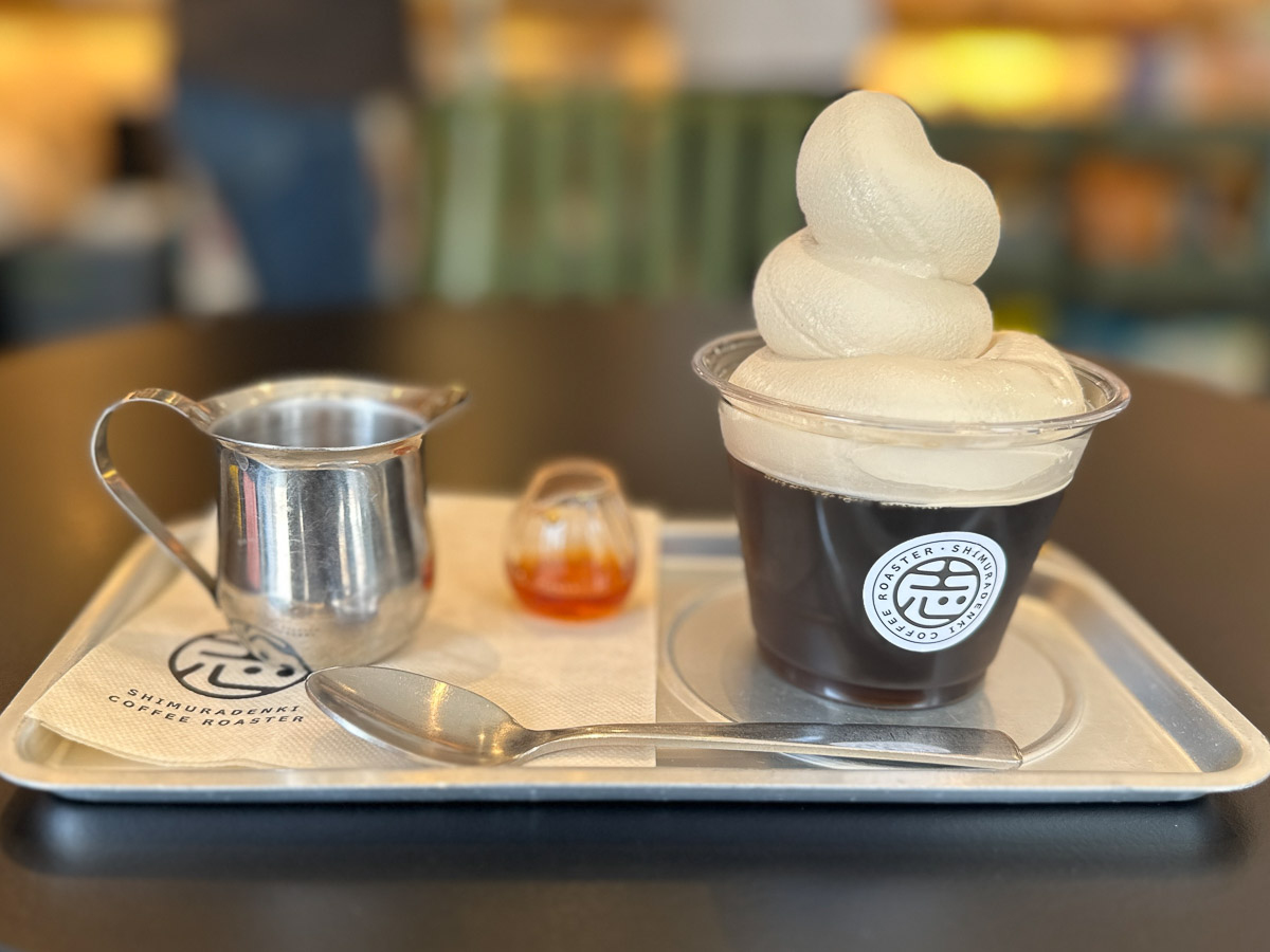 「コーヒーゼリーラテソフト」(700円)。ラム酒・シロップ付き