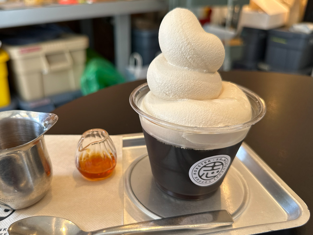 たっぷりのラテソフトの下には、こだわりのコーヒーで作ったゼリーが!