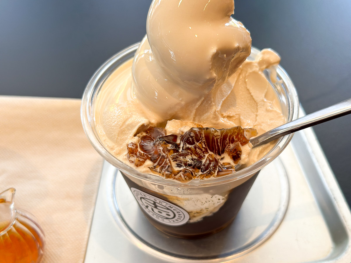 繊細な味わいのコーヒーゼリーとラテ味のソフトクリームが融合!