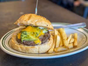 東京・豊島園の大人気バーガー店『THE GIANT STEP』の「ブロッコリーバーガー」がめちゃくちゃ美味しい理由