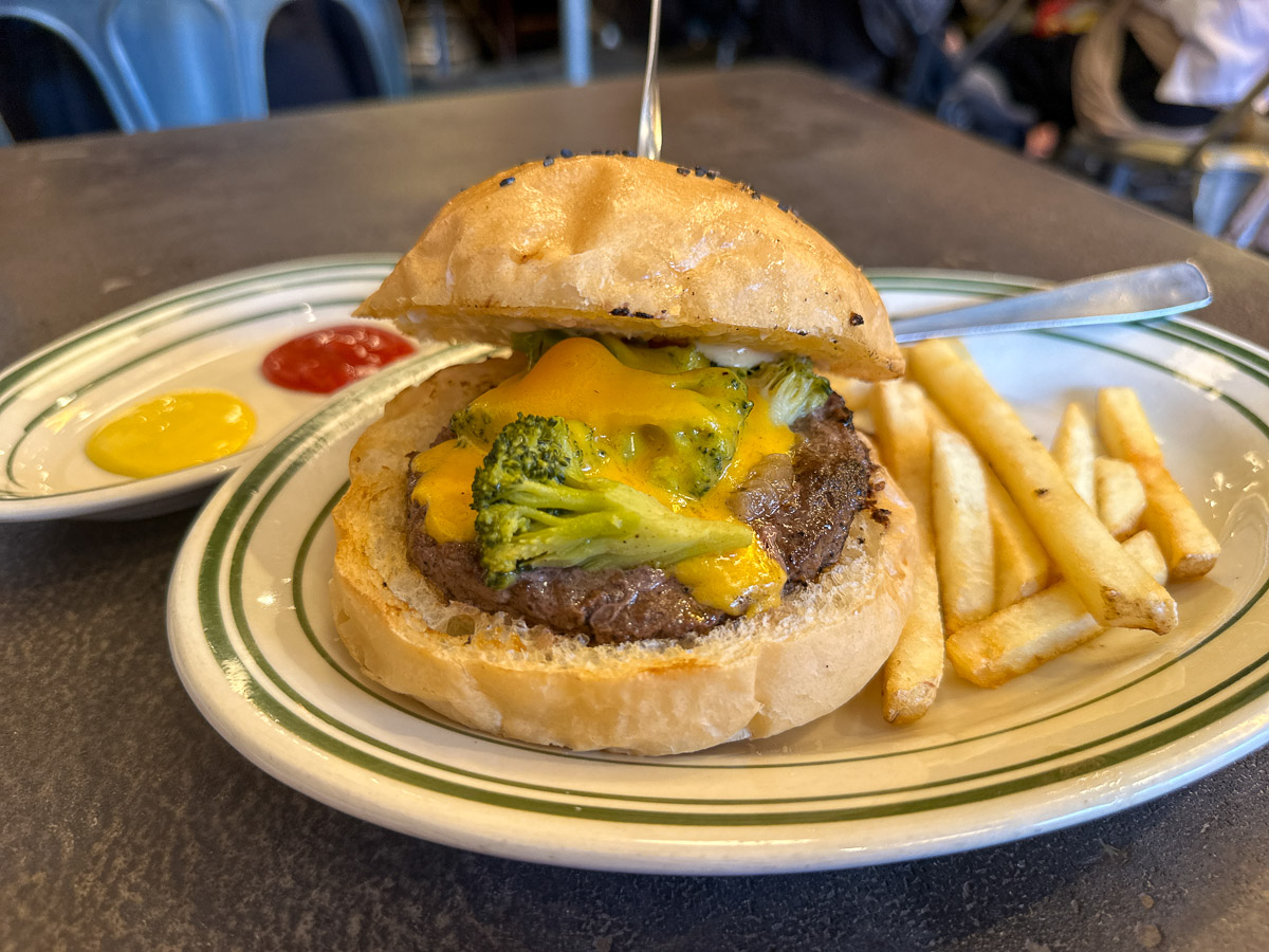 「チーズバーガー」(1080円)をオリジナルスタイルで注文
