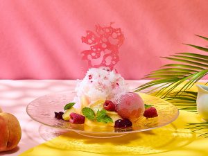 「ジューシーピーチ＆ラズベリーかき氷」3400円（税・サ料15％別）