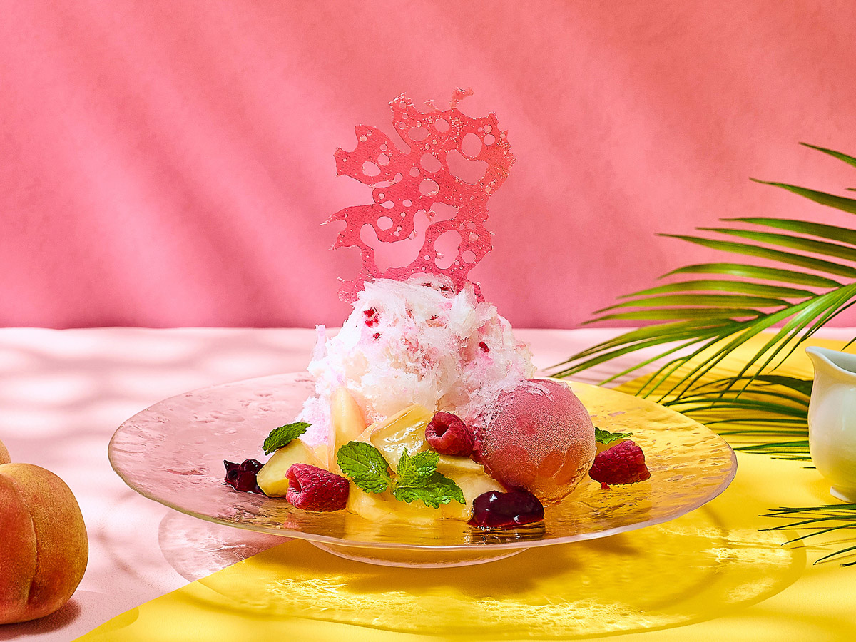 「ジューシーピーチ&ラズベリーかき氷」3400円(税・サ料15%別)