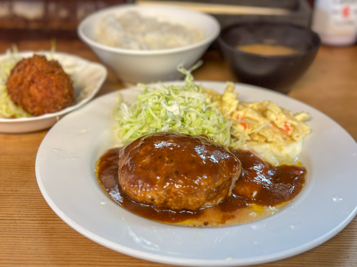 「黒毛和牛のハンバーグとシーフードクリームコロッケ」(1480円)