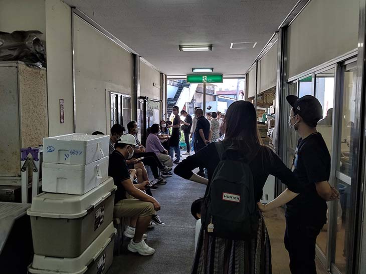 通路奥から見る入口方向。雨天時でも助かる建物内
