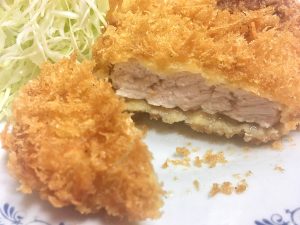 サクサクの衣が豚肉の旨味を閉じ込めています